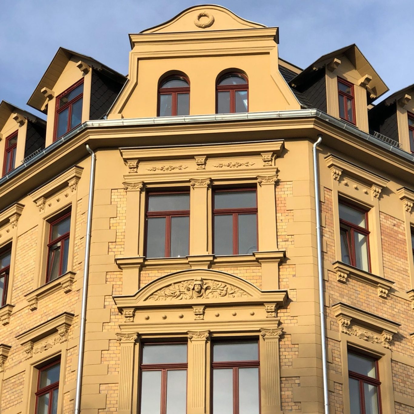 restaurierte fassade altbau leipzig